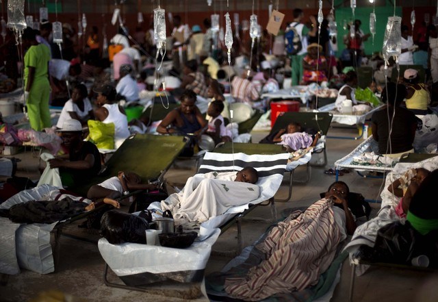 Việc tiếp xúc với quần áo của bệnh nhân mắc Ebola cũng sẽ là nguy cơ lấy nhiễm bệnh rất nhanh Việc tiếp xúc với quần áo của bệnh nhân mắc Ebola cũng sẽ là nguy cơ lấy nhiễm bệnh rất nhanh