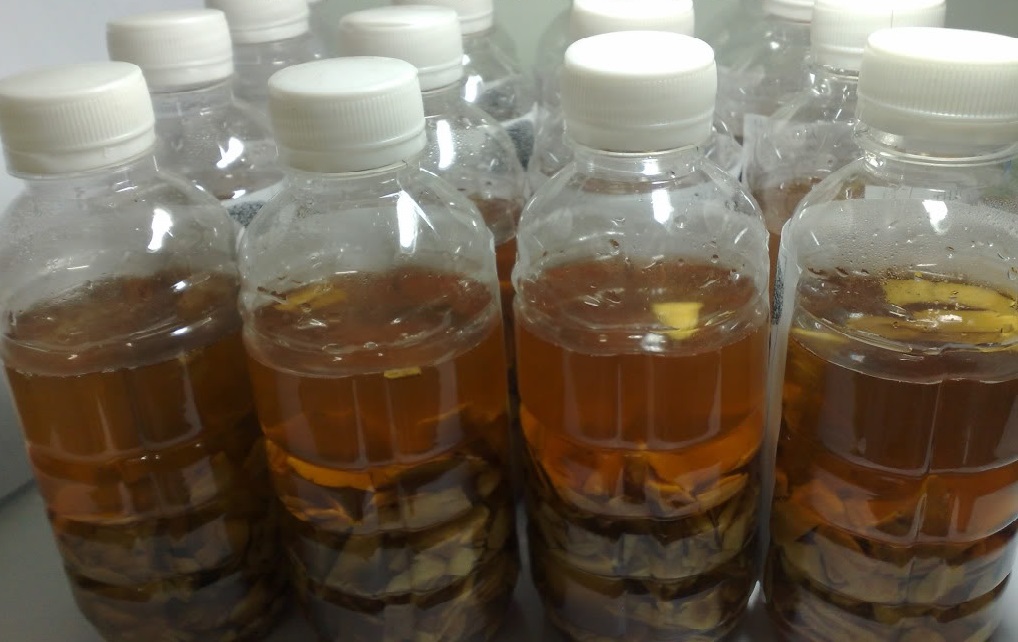 Rượu thuốc trị mụn được ng&acirc;m trong c&aacute;c chai nước kho&aacute;ng kh&ocirc;ng nh&atilde;n m&aacute;c
