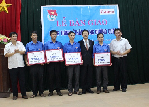 Canon Viet Nam hỗ trợ thắp đ&egrave;n ở c&aacute;c đường qu&ecirc; n&ocirc;ng th&ocirc;ng tỉnh Bắc Ninh