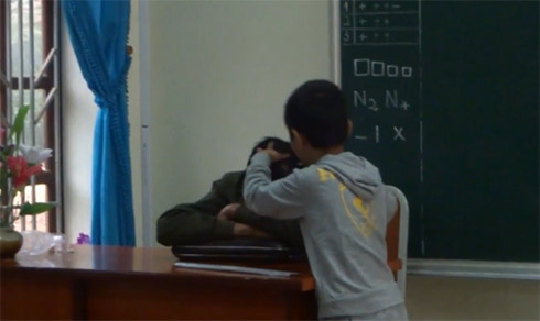 Thầy gi&aacute;o để học sinh nhổ t&oacute;c bạc trong giờ học