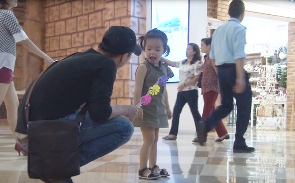 B&eacute; g&aacute;i 8 tuổi ở Hải Ph&ograve;ng may mắn được thầy gi&aacute;o giải cứu kịp thời khỏi kẻ bắt c&oacute;c trẻ em