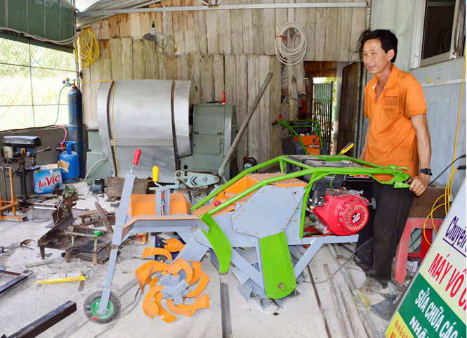 Thầy Nưng b&ecirc;n s&aacute;ng chế m&aacute;y l&agrave;m đất m&iacute;a gi&uacute;p tăng năng suất 13Win18 cá cược thể thao, giảm chi ph&iacute;