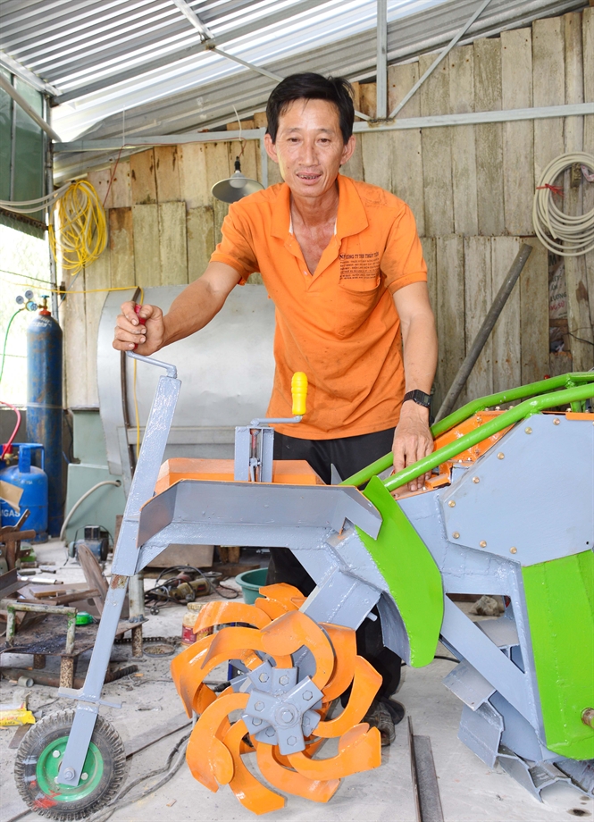 S&aacute;ng chế m&aacute;y v&ocirc; ch&acirc;n ấn m&iacute;a của thầy gi&aacute;o Nưng đ&atilde; đạt giải Nhất Hội thi s&aacute;ng tạo kỹ thuật tỉnh S&oacute;c Trăng lần thứ IX năm 2015