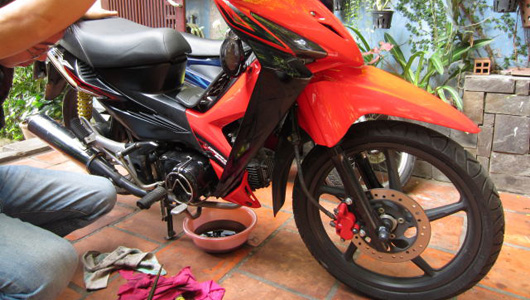 thay dầu nhớt xe m&aacute;y