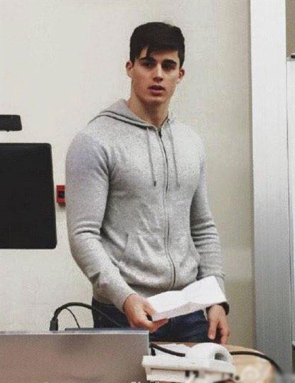 thầy gi&aacute;o dạy To&aacute;n Pietro Boselli của trường Đại học London (UCL) được c&aacute;c học sinh, đặc biệt l&agrave; c&aacute;c bạn nữ y&ecirc;u mến.