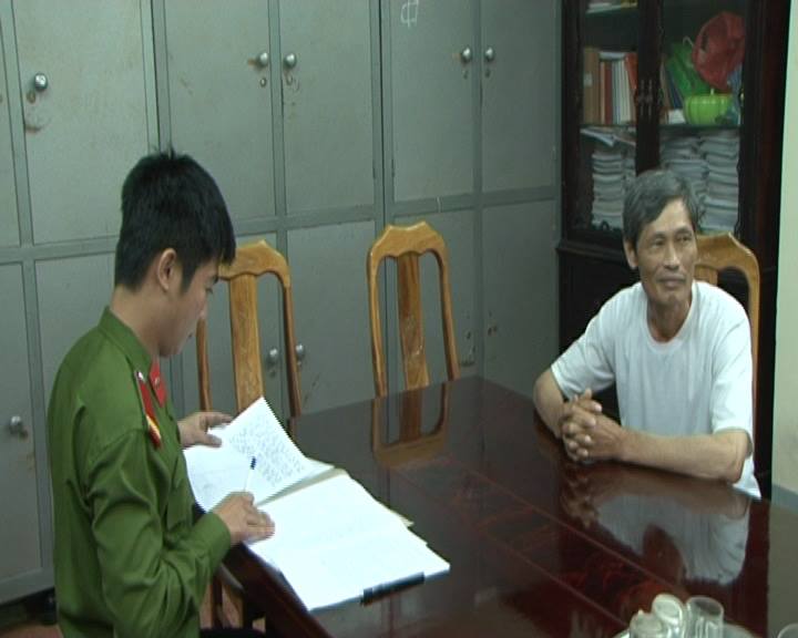 B&ugrave;i Văn Ch&iacute;nh (&aacute;o trắng) d&ugrave; đ&atilde; thay t&ecirc;n, đổi họ vẫn kh&ocirc;ng trốn được tội &aacute;c