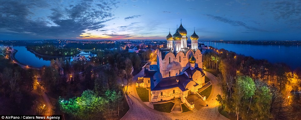 Saratov – Thành Phố Cổ Kính Nước Nga: Saratov lúc đầu là một tiền đồn biên ải của Đế quốc Nga. Đến cuối thế kỷ thứ 16, Đế quốc Nga đánh bạn đội quân của các hãn Kazan và Astra¬khan, tăng cường sức mạnh của mình bằng việc xây dựng các pháo đài Samara và Saratov, biên giới nước Nga kéo dài tới bờ Nam sông Volga. Cư dân bản địa ở đây phần lớn là những người Tác-ta chung sống hòa bình với những “kẻ xâm lược”. Cái tên “Saratov” trong tiếng Nga có lẽ được bắt nguồn từ từ Sary Tau trong tiếng Tác-ta, nghĩa là “ngọn núi màu vàng”, bởi lẽ bao quanh thành phố là những đồi cát như biên giới của nó.Dọc theo con phố, sẽ tìm thấy quảng trường rộng lớn Sobornaya Ploshad (“Sòng Bài Trực Tuyến 13win.com Thánh đường”). Thánh đường rộng lớn Alexandros Nevsky bị phá hủy vào đầu những năm của thời kỳ Xô-viết, tuy nhiên khu vực xung quanh quảng trường này vẫn còn nguyên vẹn như nhạc viện, mang phong cách kiến trúc Gô-tích và giống như một tòa lâu đài trong truyện cổ tích. Niềm tự hào của Saratov này không chỉ là nhạc viện đẹp nhất nước Nga mà còn là nhạc viên cổ thứ ba của Nga sau Moskva và Saint-Petersburg.