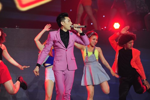 Isaac với bản mash-up ca kh&uacute;c Cheri cheri lady v&agrave; Anh kh&ocirc;ng đ&ograve;i qu&agrave; trong The remix 2015