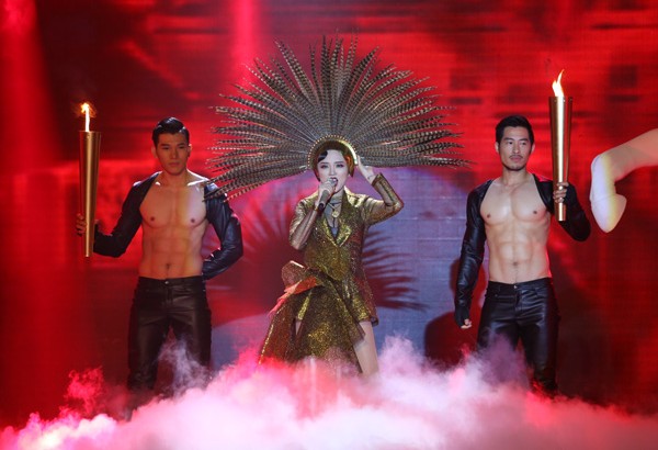 T&oacute;c Ti&ecirc;n mở m&agrave;n The remix 2015 đ&ecirc;m thi thứ 4 với ca kh&uacute;c Ng&agrave;y mai