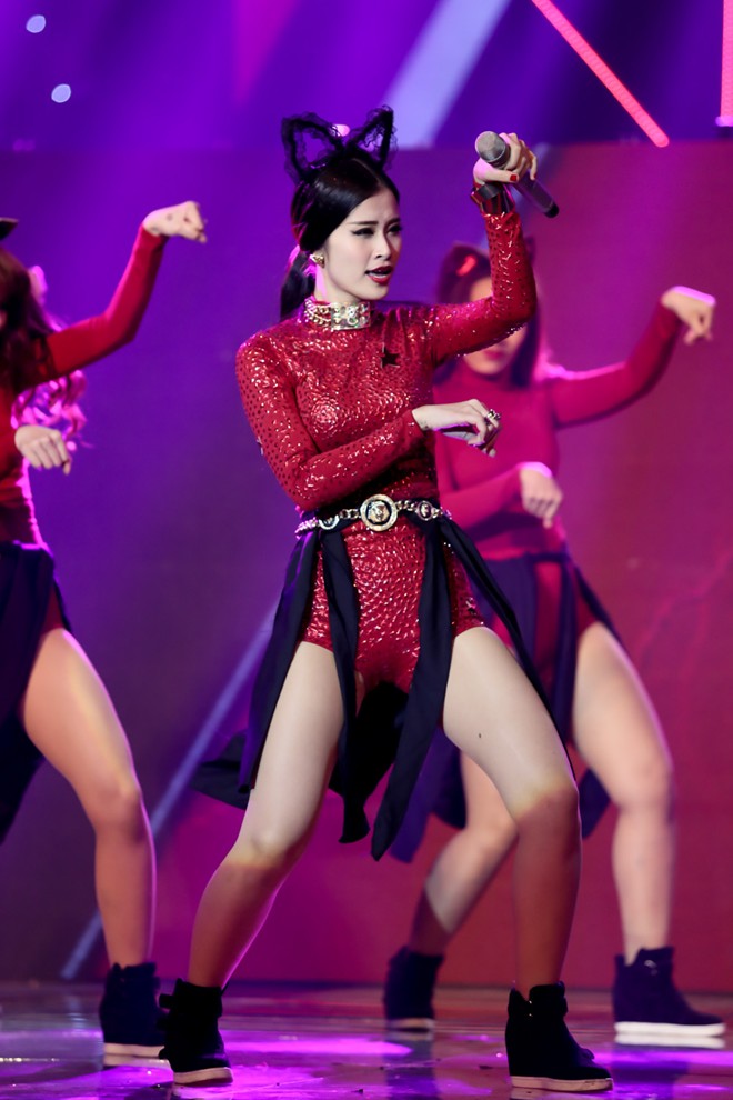 Shake the rhythmcủa Đ&ocirc;ng Nhi tương đ&ocirc;̀ng Black widow