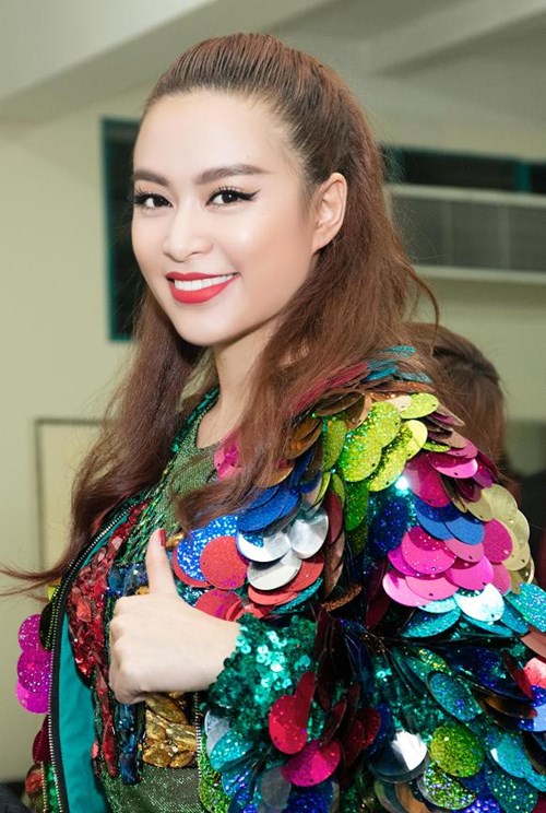 Nữ ca sĩ xinh đẹp rạng rỡ trong h&acirc;̣u trường The Remix 2016
