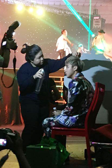 Sơn T&ugrave;ng M-TP được l&agrave;m t&oacute;c cấp tốc s&aacute;t giờ diễn trong Liveshow 7 The Remix 2015