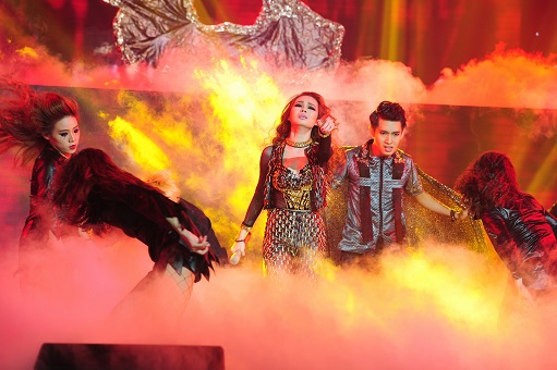 Mặc d&ugrave; gi&agrave;nh được điểm tuyệt đối nhưng trong Liveshow 8 The Remix Giang Hồng Ngọc với l&agrave; người về nhất