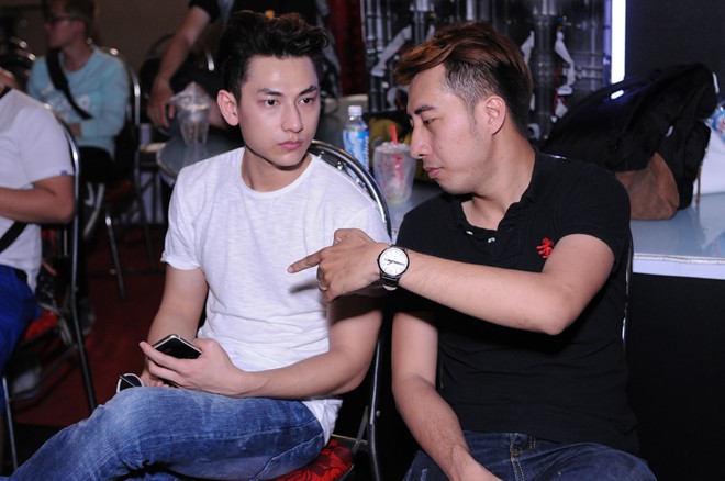 Isaac trong buổi tập luyện trước thềm Liveshow 7 The Remix Isaac trong buổi tập luyện trước thềm Liveshow 7 The Remix