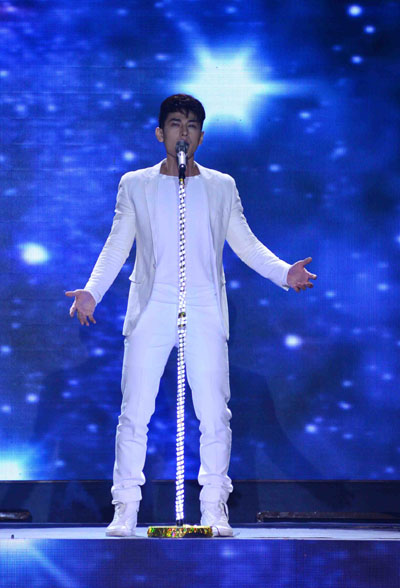 Issac chứng tỏ khả năng hát tiếng Anh và hát live trong liveshow 2 The Remix