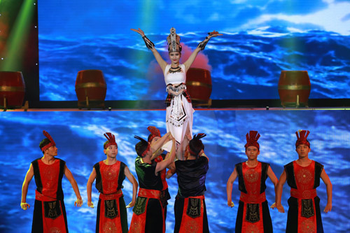 Đ&ocirc;ng Nhi h&oacute;a &Acirc;u Cơ trong liveshow 2 The Remix