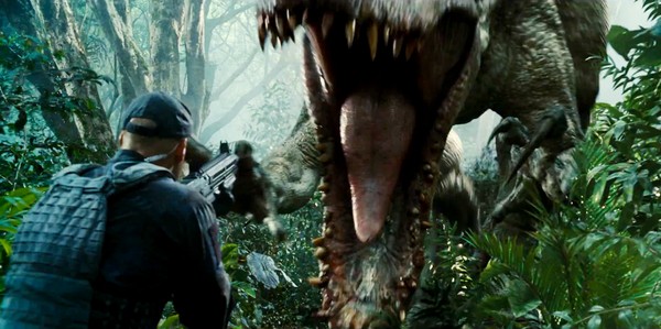 Một người lính của Thế giới kỷ Jura đang chĩa súng về phía Indominus Rex Một người lính của Thế giới kỷ Jura đang chĩa súng về phía Indominus Rex