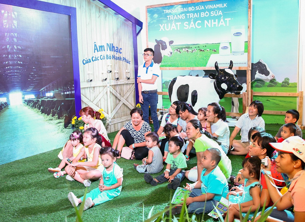 B&eacute; y&ecirc;u say m&ecirc; kh&aacute;m ph&aacute; trang trại b&ograve; xuất sắc nhất của Vinamilk