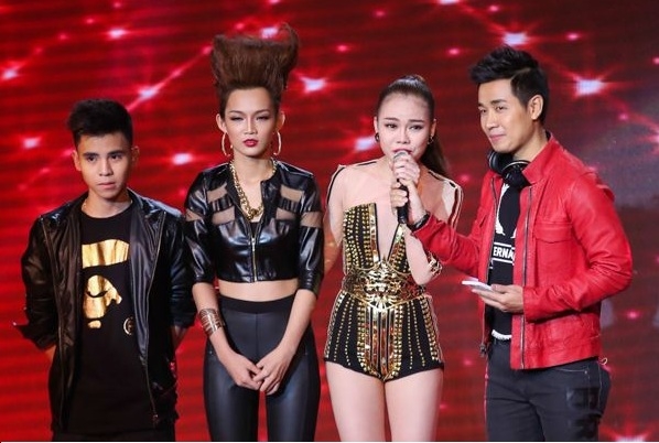 Giang Hồng Ngọc kh&oacute;c ngay tr&ecirc;n s&acirc;n khấu The Remix 2015 nhưng phủ nhận việc c&aacute;c th&iacute; sinh h&atilde;m hại lẫn nhau