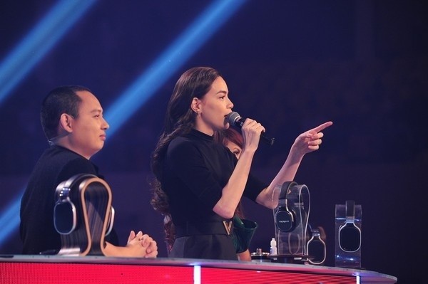 Hồ Ngọc H&agrave; l&agrave; vị gi&aacute;m khảo bị chỉ tr&iacute;ch nhiều nhất The Remix 2015 v&igrave; những nhận x&eacute;t chung chung v&agrave; c&oacute; phần ưu &aacute;i Sơn T&ugrave;ng M-TP
