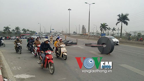 Th&eacute;p rơi tr&ecirc;n gần khu vực cầu Thăng Long