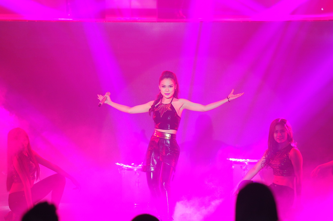 Giang Hồng Ngọc tr&igrave;nh b&agrave;y bản phối B&egrave;o dạt m&acirc;y tr&ocirc;i mới lạ trong lần đầu ra mắt The Remix 2015