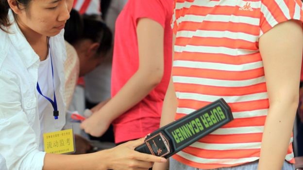 , &aacute;o ngực với m&oacute;c kim loại cũng bị cấm. Ảnh: BBC