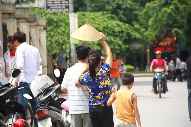 Với cái nắng cháy da cháy thịt, nhiều phụ huynh vẫn căng mình chờ con ngoài phòng thi