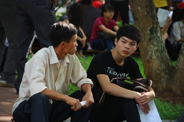 Nhiều phụ huynh và học sinh đành nghỉ lại khuôn viên trường không di chuyển vì nắng nóng