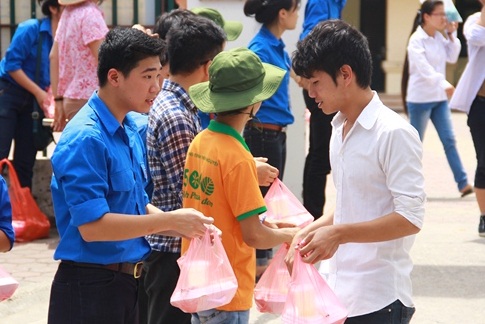 cơm được ph&aacute;t ho&agrave;n to&agrave;n miễn ph&iacute; cho th&iacute; sinh