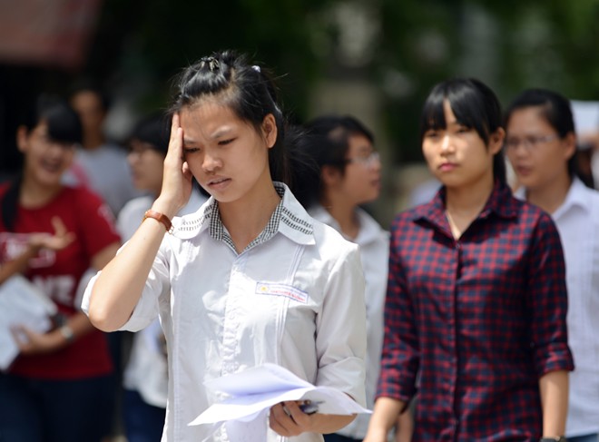 Nhiều th&iacute; sinh tỏ ra kh&aacute; lo lắng với kết quả b&agrave;i thi đại học m&ocirc;n To&aacute;n năm 2014