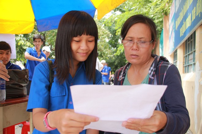 Th&iacute; sinh đang trao đổi với phụ huynh sau m&ocirc;n To&aacute;n đại học năm 2014