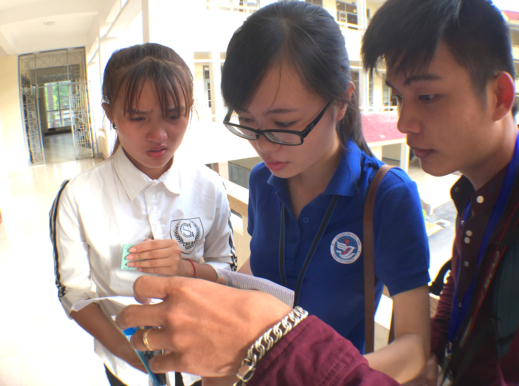 Một th&iacute; sinh (&aacute;o trắng) đ&atilde; kh&oacute;c v&igrave; để qu&ecirc;n giấy tờ cần thiết trong ng&agrave;y thi m&ocirc;n To&aacute;n kỳ thi THPT Quốc gia 2016