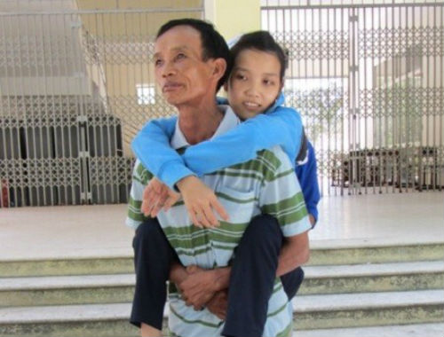 Khuyết tật nhưng th&iacute; sinh vẫn quyết t&acirc;m trở th&agrave;nh kĩ sư c&ocirc;ng nghệ trong k&igrave; thi đại học năm 2014