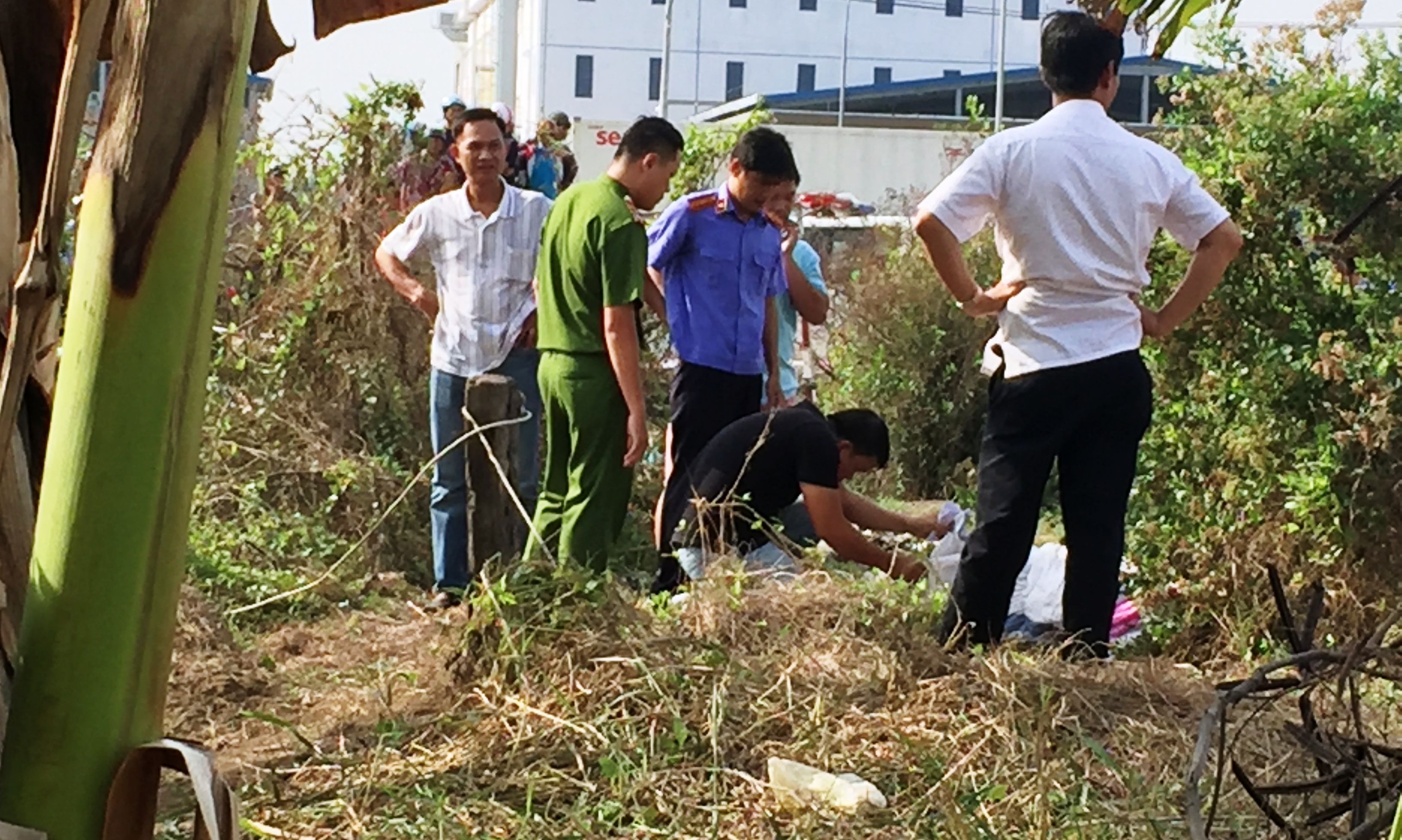 Cơ quan chức năng kh&aacute;m nghiệm hiện trường nơi ph&aacute;t hiện thi thể