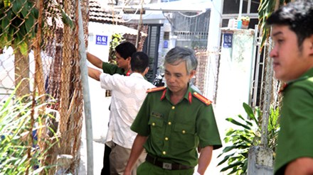 Công an kiểm tra hiện trường ở căn nhà 3 tầng Công an kiểm tra hiện trường ở căn nhà 3 tầng