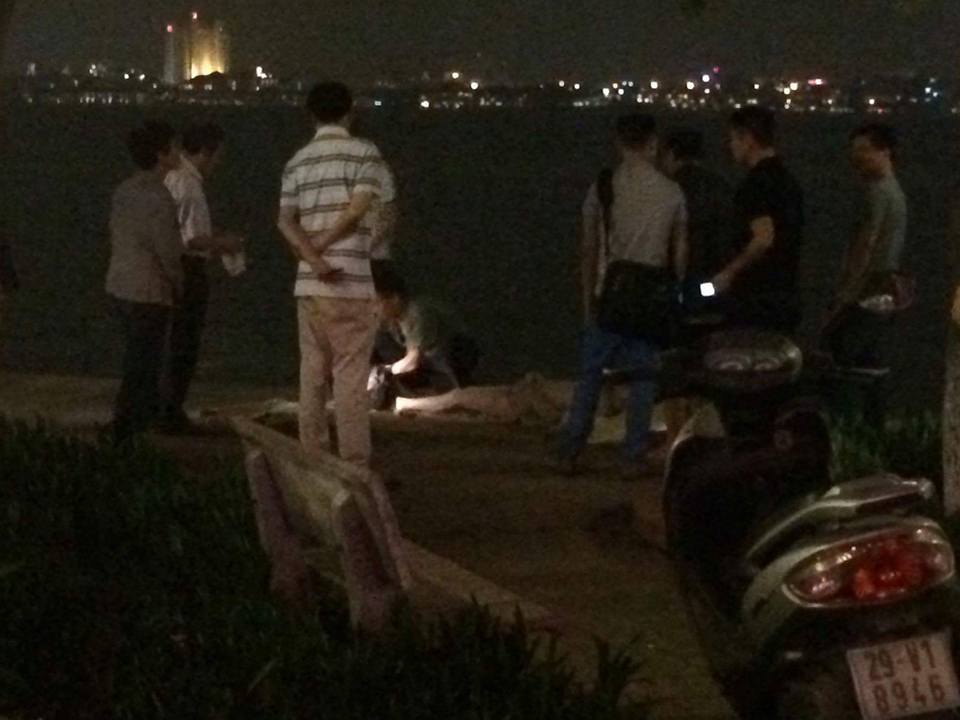 Lực lượng chức năng đưa thi thể nạn nh&acirc;n l&ecirc;n bờ
