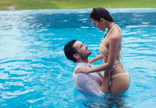 Hà Anh diện bikini bên chồng sắp cưới. Đây cũng là bộ bikini đan dây. Bức ảnh này nằm trong album ảnh cưới lãng mạn của Hà Anh vừa được tung ra cách đây một ngày