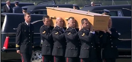 Hơn nửa số nạn nh&acirc;n chết trong sự kiện m&aacute;y bay Malaysia MH17 rơi l&agrave; người H&agrave; Lan