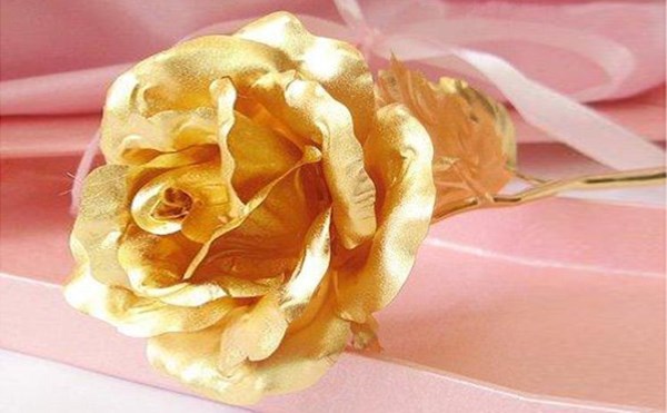 C&aacute;c loại qu&agrave; tặng 8/3 độc đ&aacute;o như hoa hồng d&aacute;t v&agrave;ng, hoa s&aacute;p, hoa hồng ghi &acirc;m,&hellip; cũng rất được ưa chuộng