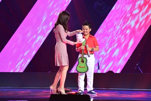 th&iacute; sinh Giang Ho&agrave;ng L&acirc;m đến từ Hải Ph&ograve;ng thể hiện ca kh&uacute;c 