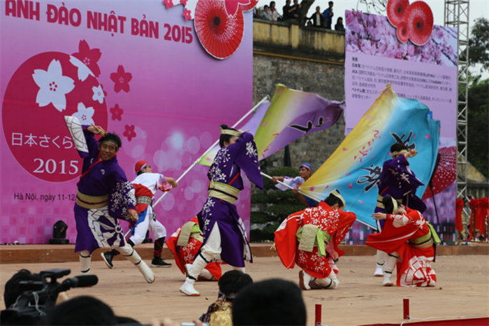 Giới trẻ H&agrave; Th&agrave;nh th&iacute;ch th&uacute; với tiết mục m&uacute;a Yosakoi của c&aacute;c nghệ sỹ đến từ Nhật Bản.