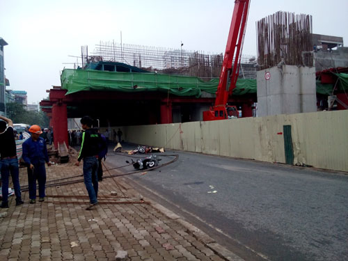 Sắt d&ugrave;ng cho x&acirc;y dựng nh&agrave; ga tuyến đường sắt tr&ecirc;n cao đoạn H&agrave; Đ&ocirc;ng rơi xuống d&ograve;ng người đang lưu th&ocirc;ng khiến &iacute;t nhất một người thiệt mạng