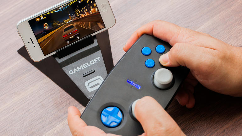 Thi&ecirc;́t bị h&ocirc;̃ trợ chơi game tr&ecirc;n đi&ecirc;̣n thoại smartphone được nhi&ecirc;̀u người dùng y&ecirc;u thích