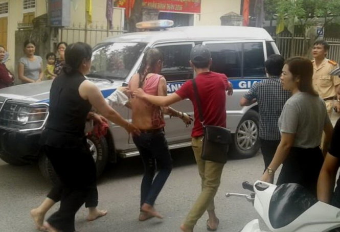 Lực lượng chức năng đến hiện trường điều tra vụ thi&ecirc;u sống người d&atilde; man ở Quảng Trị. 