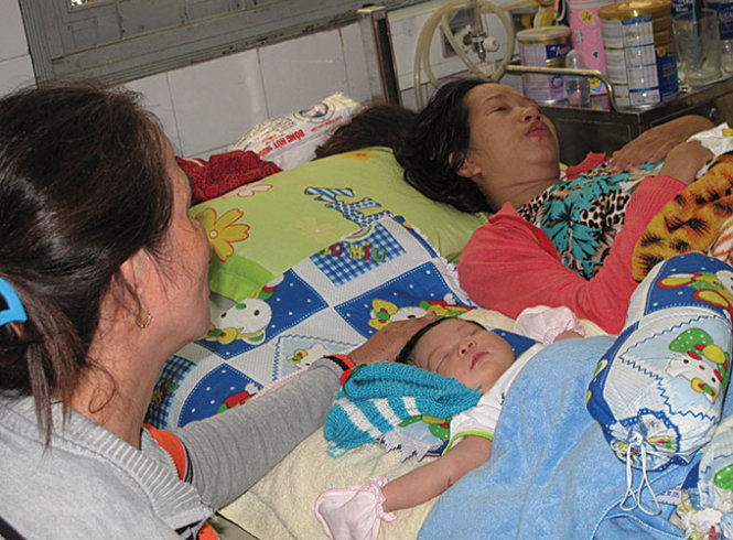 B&eacute; sơ sinh 13 ng&agrave;y tuổi được Thiếu t&aacute; c&ocirc;ng an giải cứu hiện đang được chăm s&oacute;c ở Bệnh viện Đa khoa Ph&uacute; Quốc