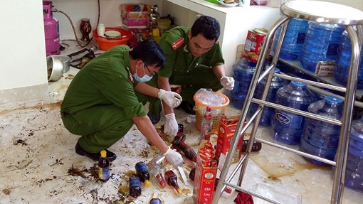 Lực lượng C&ocirc;ng an kh&aacute;m nghiệm hiện trường nơi kẻ bắt c&oacute;c b&eacute; sơ sinh bị Thiếu t&aacute; L&ecirc; Minh Ch&aacute;nh bắn hạ