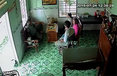 Camera ghi lại vợ Thiếu t&aacute; Anh c&ugrave;ng người th&acirc;n k&eacute;o đến nh&agrave; c&ocirc; L. đ&ograve;i nợ