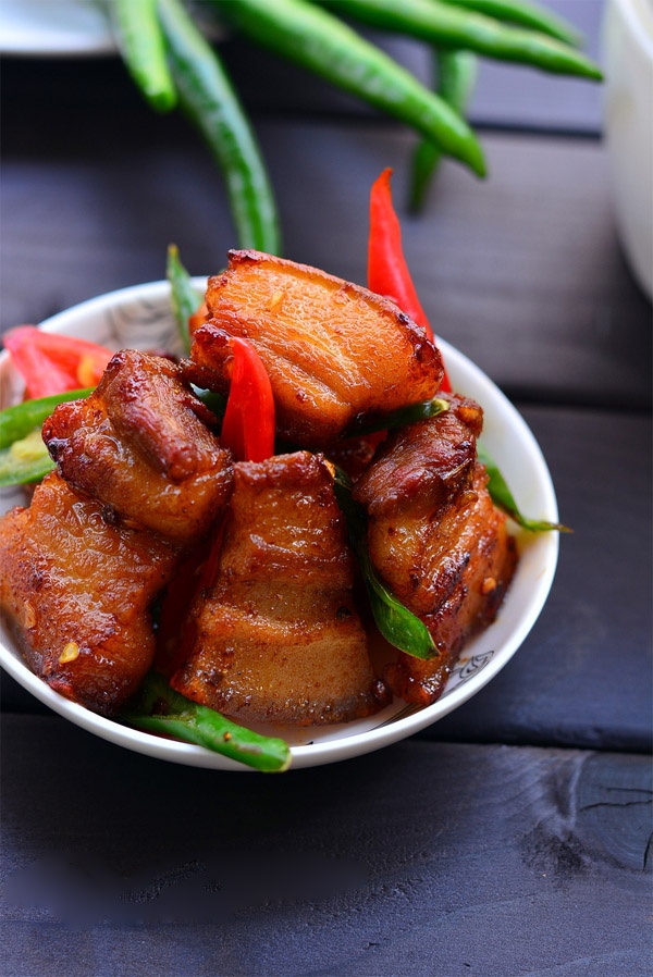 M&oacute;n ăn dậy m&ugrave;i thịt ba chỉ v&agrave;ng ruộm, thơm ngon xen lẫn vị cay thơm của ớt 