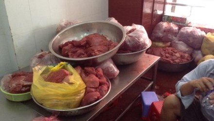  hơn 2 tấn thịt heo n&aacute;i d&ugrave;ng để chế biến, sản xuất th&agrave;nh thịt b&ograve;.